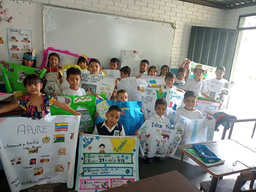 Cierre de proyecto 1ero."B"
Venezuela tierra de maravillas donde los escolares realizaron exposiciones de diferentes estados dirigidos por la profesora Glenda Ruiz
