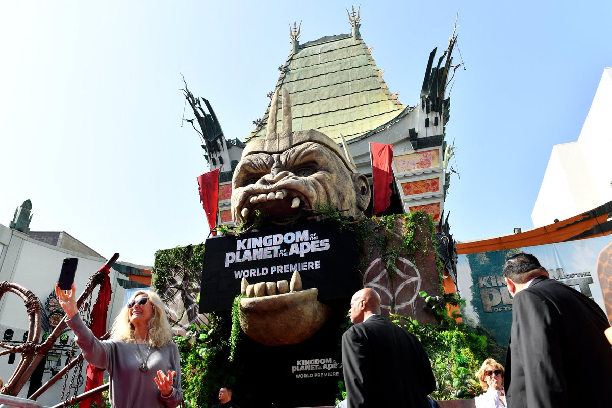 We are waiting for the stars to arrive on the red carpet at the premiere of 'Kingdom of the Planet of the Apes' in Hollywood.

@20thcentury @ApesMovies  
(Photo: Valerie Macon/AFP via Getty Images)