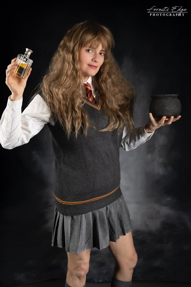 Happy #InternationalHarryPotterDay! On this day, #HarryPotter defeated Voldemort at the #BattleofHogwarts.  Raise a glass of butterbeer to those who lost their lives in this epic magical conflict. 🍺

#hermione #hermionegranger #hermionecosplay #cosplay #hogwarts #amhcosplays