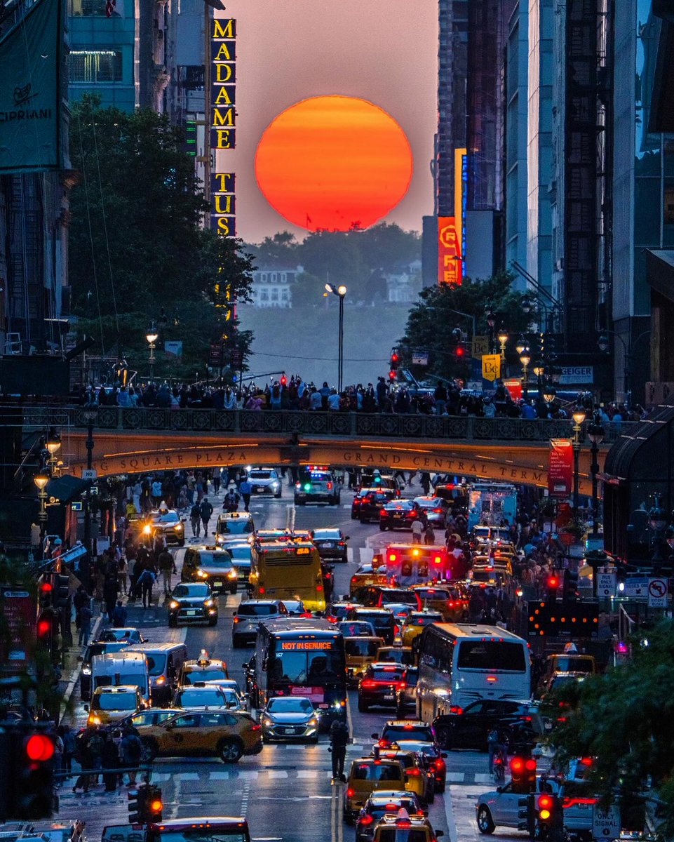 Sunrise or sunset?🌅 Write in comments!😉
.
.
➢ Credit 👉🏆📸 @craigsbeds
.
.
.
➢ Alliance @america_states @enjoy_la_ @latinbrazil
. 
#conexaoamerica #manhattan
#bestambiancenyc #newyork_ig #lovelettertonyc #mysecretnyc #prettylittletrips #pursuepretty #nyc #newyork #nycblogger