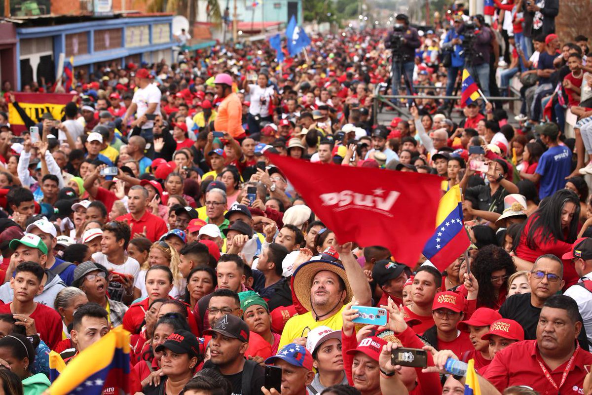 Hoy el pueblo de Maracaibo se movilizó por la paz, la recuperación y el futuro de bienestar que vamos alcanzando junto al Pdte. @NicolasMaduro. Acompañamos al compañero @dcabellor en esta gran movilización, cargada de la dignidad y el amor que caracterizan al pueblo zuliano.