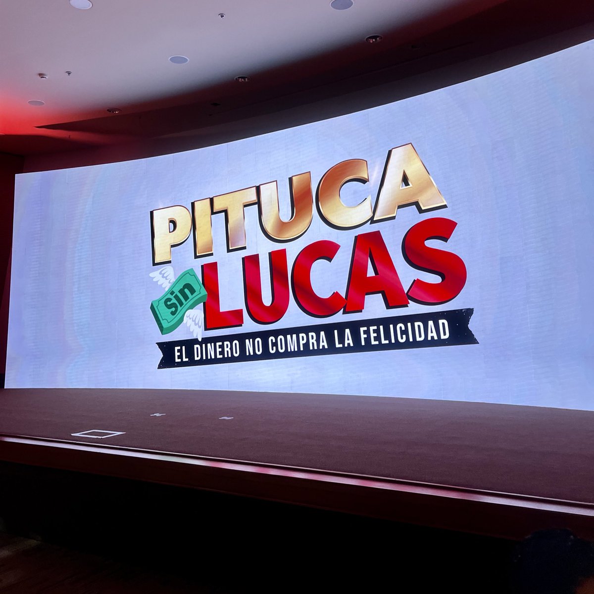 Y bueno, llegamos a la presentación de #PitucaSinLucas que estrena este lunes por @Latina_pe 🫢✨ Ahora les cuento todo.