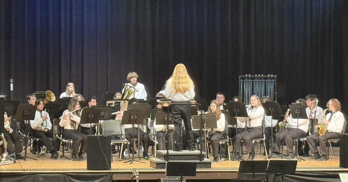 It’s the last waltz for some giants in our music department! After 30yrs, Band Director JD Foell conducts a final performance @ our Spring Concert. Sounds were melodic but we’re feeling heavy as his days @ SDHS come to a decrescendo. Keep calm & rock on!🎼🎶#SeahawksSoar 🎷🎵