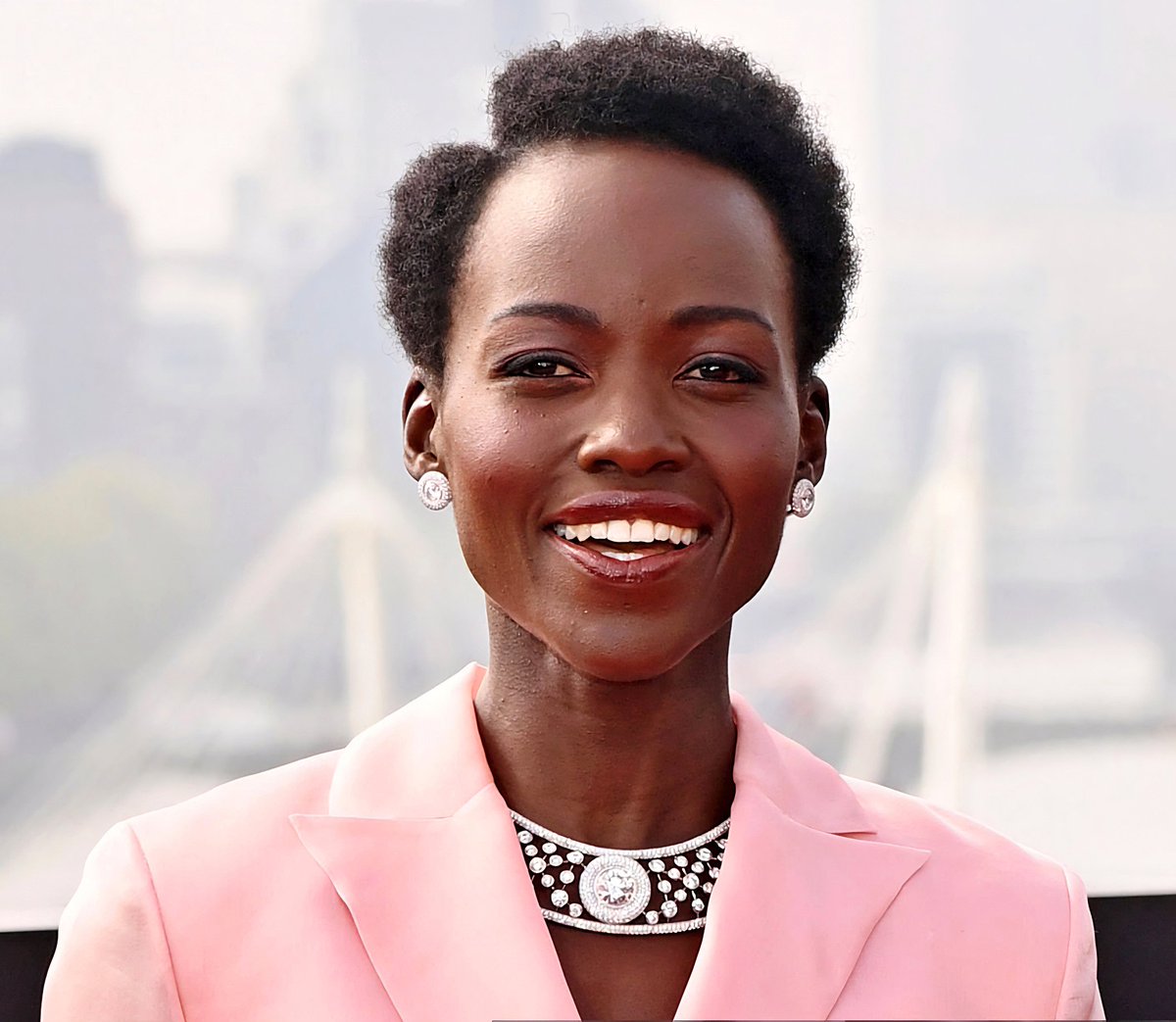 Lupita Nyong'o on the 𝑨 𝑸𝒖𝒊𝒆𝒕 𝑷𝒍𝒂𝒄𝒆: 𝑫𝒂𝒚 𝑶𝒏𝒆 Red Carpet in De Beers 💎 @Lupita_Nyongo @DeBeers @AQuietPlace 

#LupitaNyongo #DeBeers #jewelry #jewelryaddict #JewelryLove #Jeweled #style #StyleOfTheDay #styles #Fashionista #fashionstyle #fashionblogger #fashion