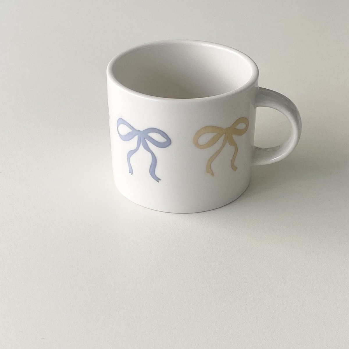 wwoorii_'s tweet image. preorder！Ribbon mug 🎀🤍

#RT 추첨 한분에게 리본머그를 보내드립니다.

5가지색의 리본을 귀엽게 담은 머그입니다.
🕰️ ~ 5/6(월) 20:00까지 
m.blog.naver.com/ododlove/22343…