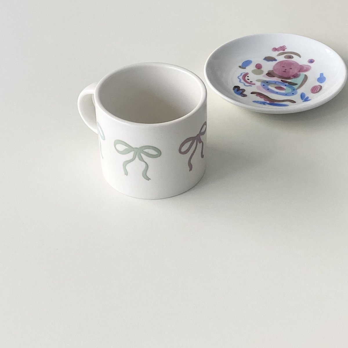 wwoorii_'s tweet image. preorder！Ribbon mug 🎀🤍

#RT 추첨 한분에게 리본머그를 보내드립니다.

5가지색의 리본을 귀엽게 담은 머그입니다.
🕰️ ~ 5/6(월) 20:00까지 
m.blog.naver.com/ododlove/22343…