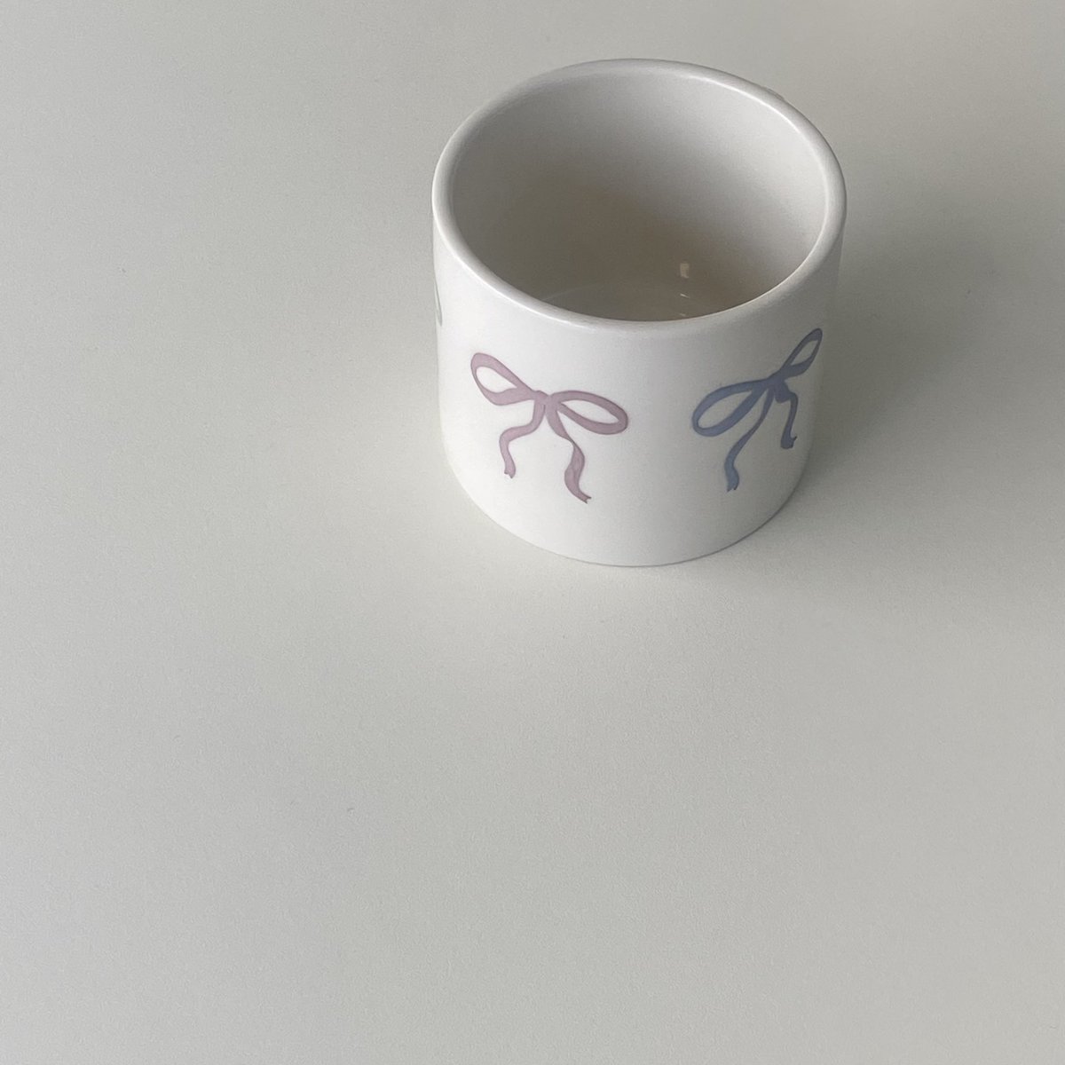 wwoorii_'s tweet image. preorder！Ribbon mug 🎀🤍

#RT 추첨 한분에게 리본머그를 보내드립니다.

5가지색의 리본을 귀엽게 담은 머그입니다.
🕰️ ~ 5/6(월) 20:00까지 
m.blog.naver.com/ododlove/22343…
