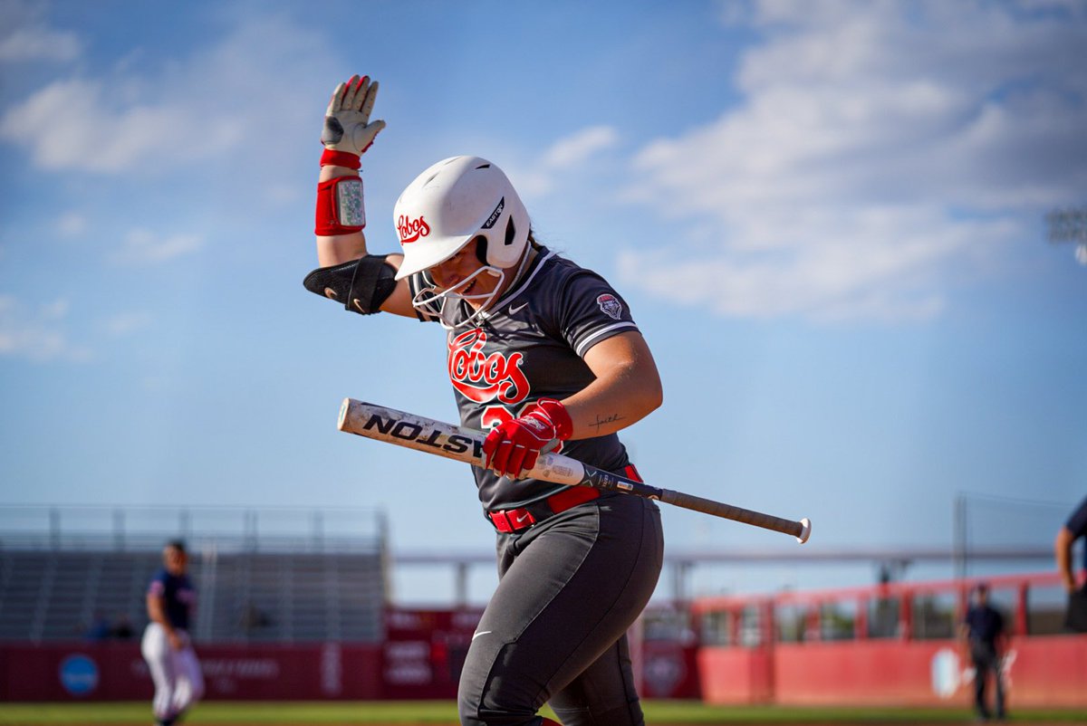 HR KEYANNAH CHAVEZ.

She goes dead center on the first pitch for the 1-0 Lobo lead.
#GoLobos