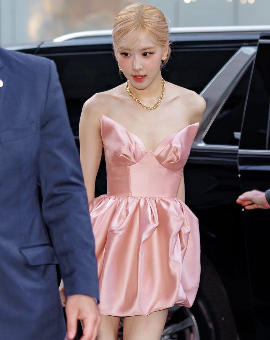 ROSÉ??? THIS DRESS ON HER IM OBSESSED