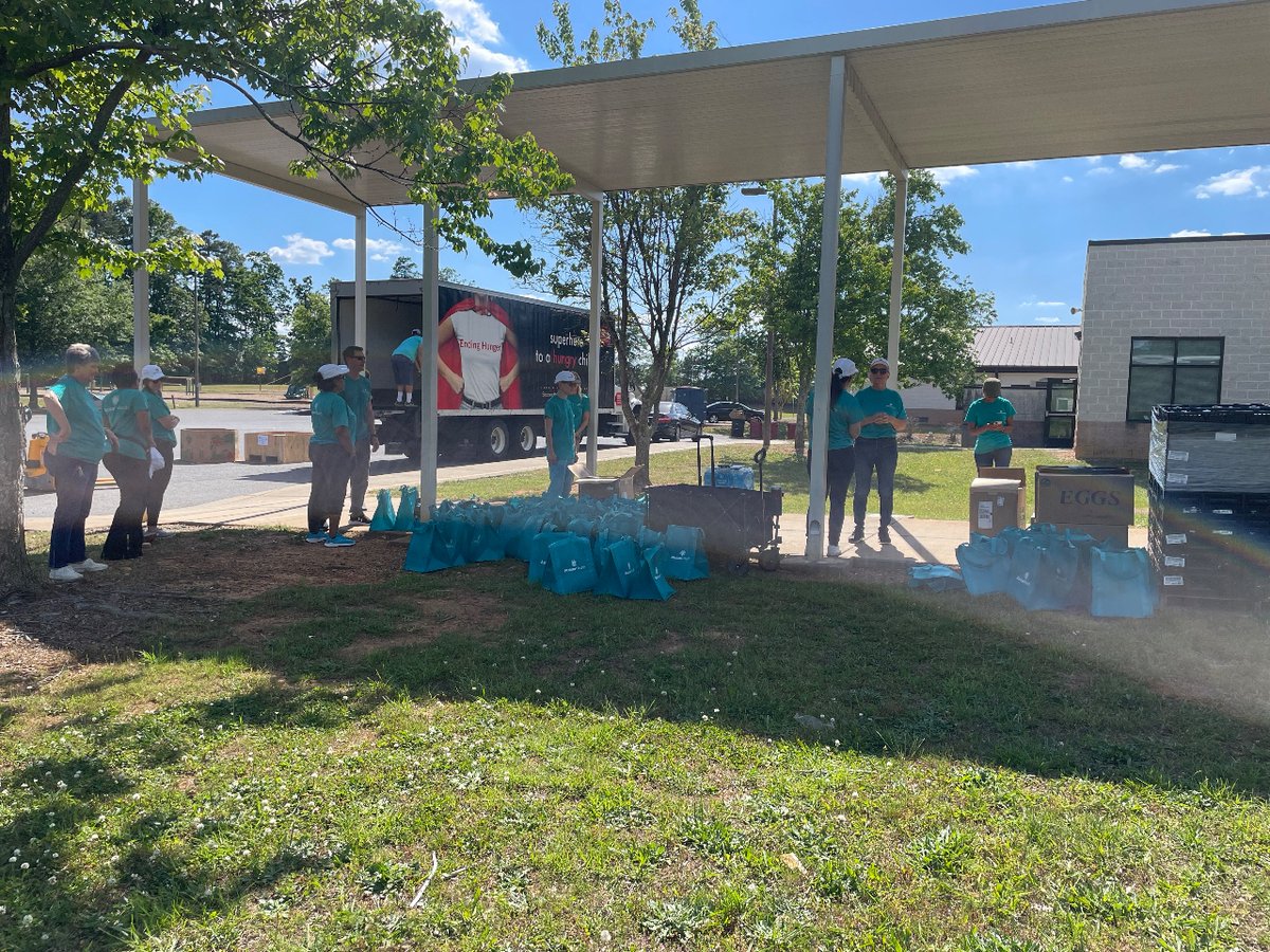 Thank you @AtriumHealth and @shmetrolina for loving our community and supplying food and supplies for our families! @UCPSNC @AGHoulihan @blaise05 @SusanRodgersS4 @Renee_McKinnon1 @AlfredLeon04