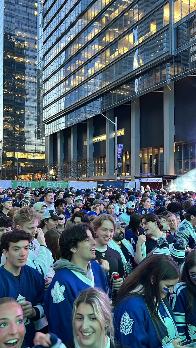 Crowd is absolutely buzzing tonight. #LeafsForever #BeLeaf