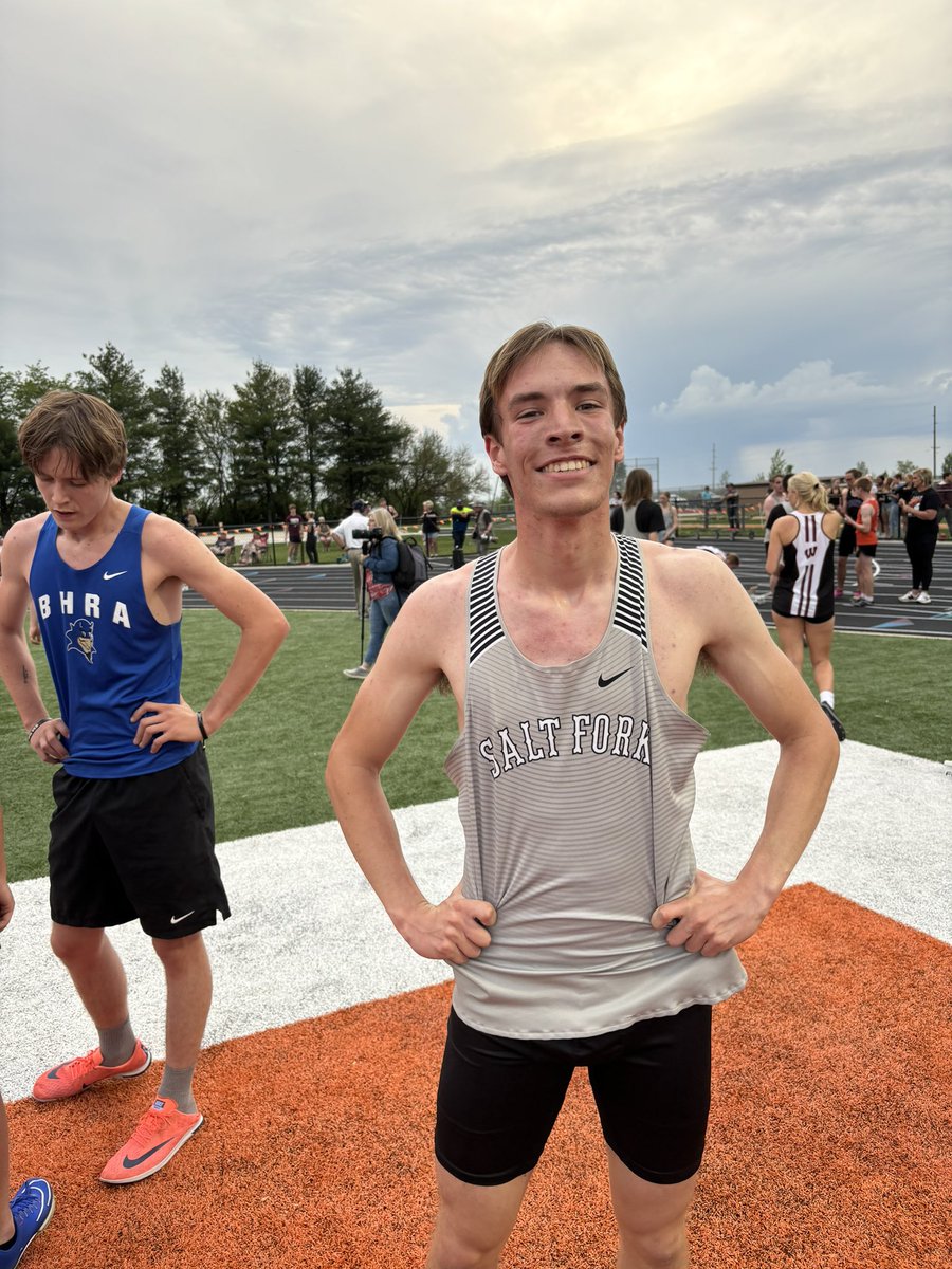 Ty Smoot with a PR of 2:01.59 to win the 800!
⚡️⚡️⚡️🐄