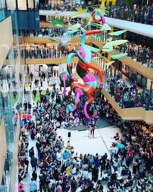 Your chance to perform on the famous @RCHMelbourne stage where Ed Sheeran did his thing. Head of the RCH Paediatric ID department could be the shape of you! Or maybe you like meerkats? careers.rch.org.au/job/50-Fleming…