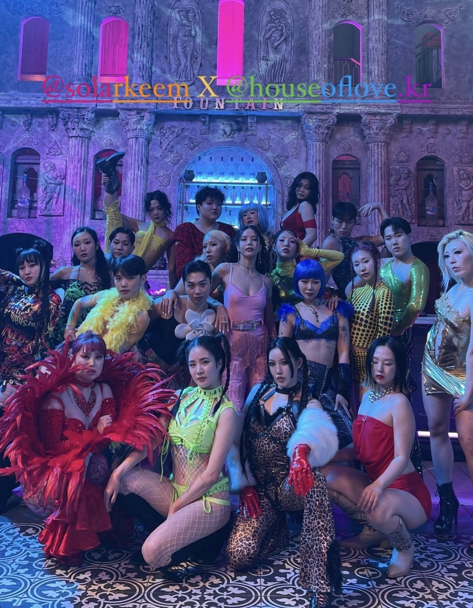 mamamoofiles's tweet photo. MAMAMOO's solar has always been open about her political position, especially about LGBTQ+ community

"Foreign countries are very open, but there still seems to be something a little conservative in korea"

She openly said she was inspired by dragqueens to create Colors. https://t.co/7SeBl9nFUS