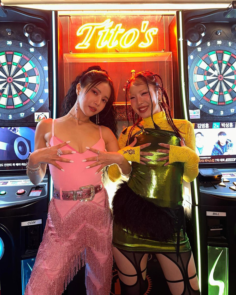 mamamoofiles's tweet photo. MAMAMOO's solar has always been open about her political position, especially about LGBTQ+ community

"Foreign countries are very open, but there still seems to be something a little conservative in korea"

She openly said she was inspired by dragqueens to create Colors. https://t.co/7SeBl9nFUS