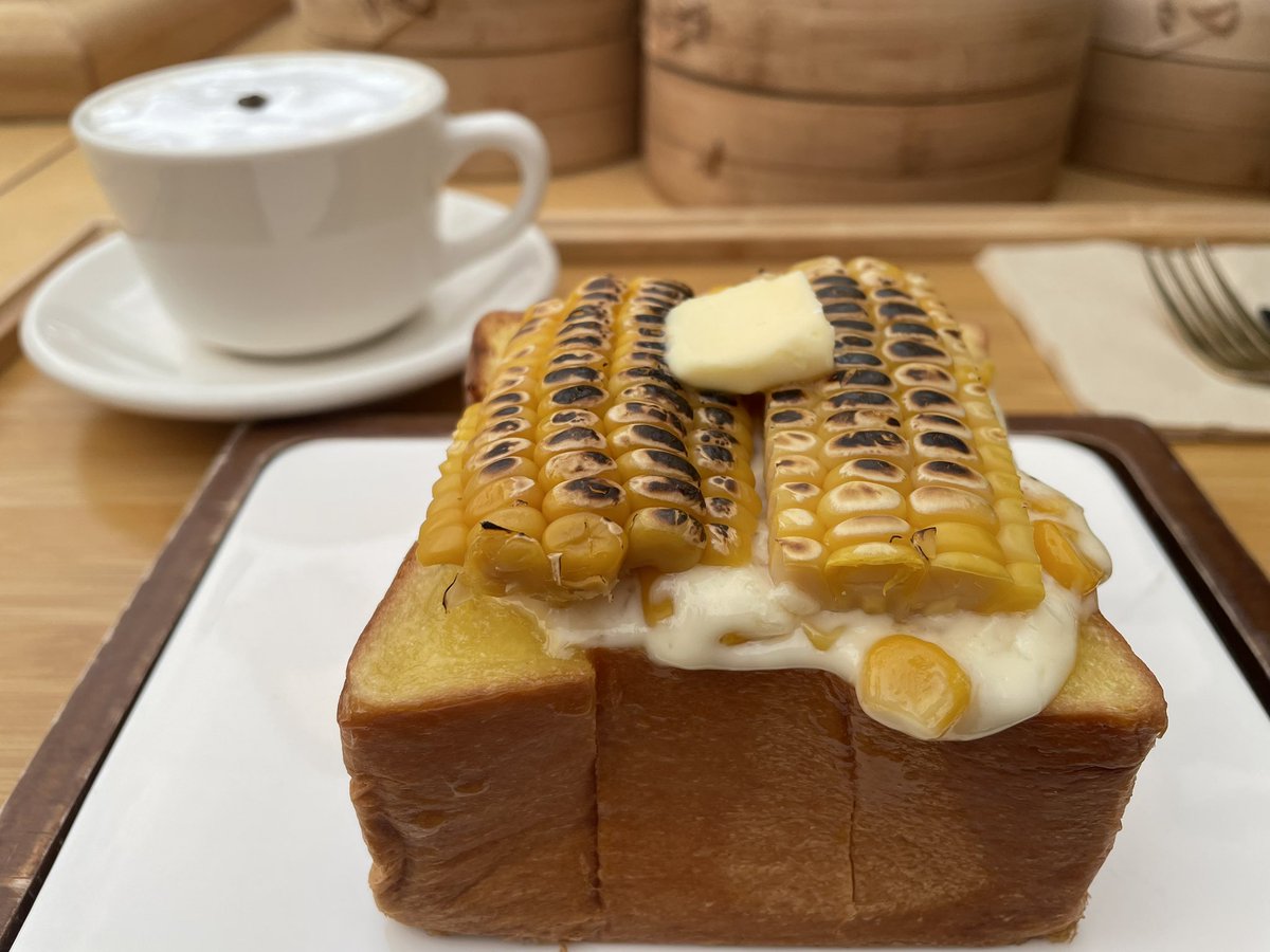 mikibase's tweet photo. 11時まで時間あるので朝パン🍞で #milToast へ
8時開店なのに7時前に着いた😆
開店前には30人になってたよ
定番のスチームパンを蒸してるのを横目にビジュに負けてコチラを注文🌽
美味しかった🎵
退店時には外にさらに50人は並んでた💦
日本人率高し
#ミルトースト 🍞 https://t.co/Da8gK8MhnB