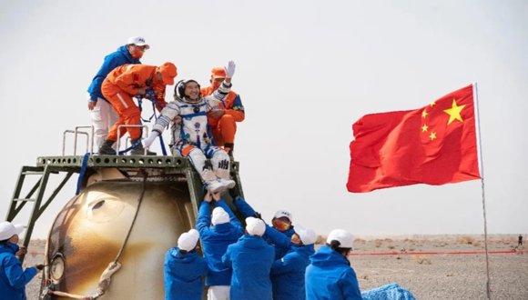 #JovenClubXCuba #Chambas Astronautas chinos completan misión semestral y retornan a la Tierra desde el cosmos.