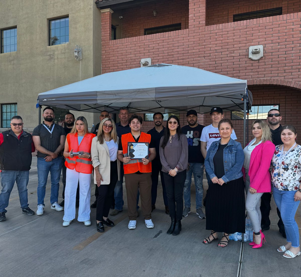 📍@ConsulMexNog fue sede del curso teórico-práctico 🗒para uso recreativo de drones impartido por jóvenes de la iniciativa #4HTechChangemakers 💡 de la @UAZCoopExt 👏🏻

#DiplomaciaCercana
#TuConsulado
@IME_SRE