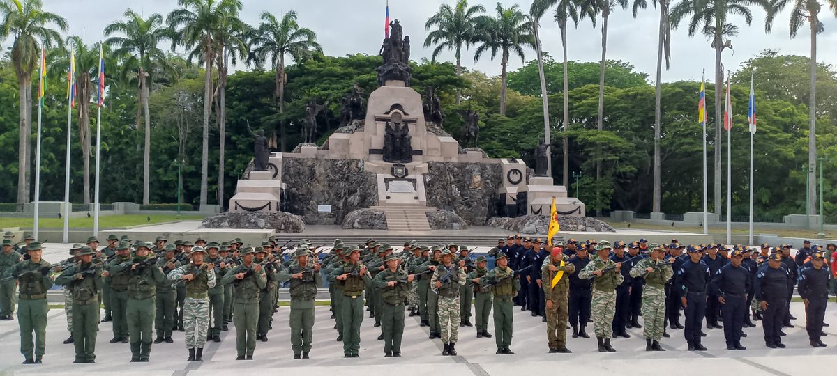 #02Mayll Acto de condecoración y reconocimiento al personal militar y OSC, que participaron en la URRA Humanitaria de la REDI Central, en La Paragua estado Bolívar. 

#ZODIYaracuy