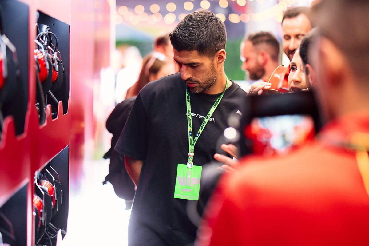 Wheel knowledge meets ball knowledge 🤝 A pleasure to have @LuisSuarez9 join us on track 👌 #MiamiGP 🇺🇸 #F1