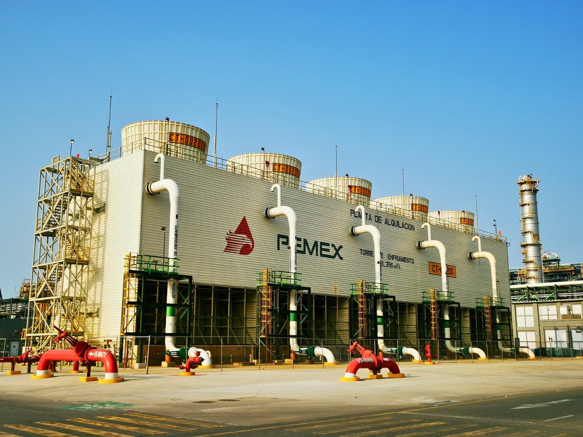 Imagen de la torre de enfriamiento de la planta de alquilación. En esta planta se genera un producto llamado alquilado. Los productos de esta planta son: propano, butano, alquilado y aceite soluble en ácido.