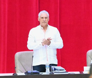 El Primer Secretario del Comité Central del @PartidoPCC y Presidente de #Cuba, @DiazCanelB, asistió en #LaHabana a la clausura del Encuentro Internacional de Solidaridad con #Cuba y contra el imperialismo, reporta @PrensaLatina_cu 
#CubaNoEstáSola

juventudrebelde.cu/cuba/2024-05-0…