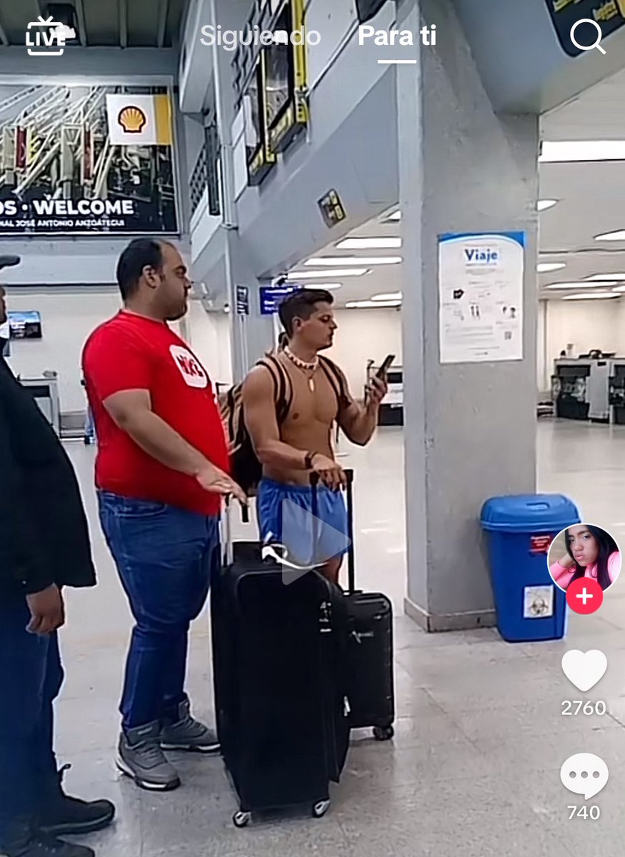 Aunque es darle tribuna al asocial este; me pregunto señores @InacVzla ¿Ahora se puede viajar así en Venezuela? Para entrar a un tribunal, al SAIME y entes oficiales exigen un código de vestimenta y al payaso este lo dejan