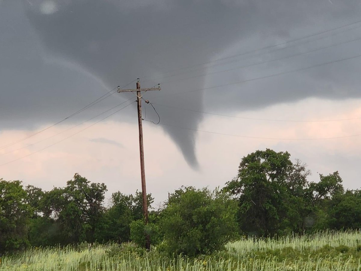 Here’s a picture of the tornado near Hawley, TX (North of Abilene) less than 30 minutes ago. #txwx 📸: Jesse Smith