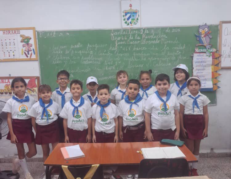Con pioneros del 3er grado de la escuela Juan Oscar Alvarado, se desarrolla como parte del proyecto ProAct en#Villa ClaraConTodos el Círculo de Interés
'Alimentación Saludable Sembradores del futuro'.
#SoberaníaAlimentaria
#GenteQueSuma