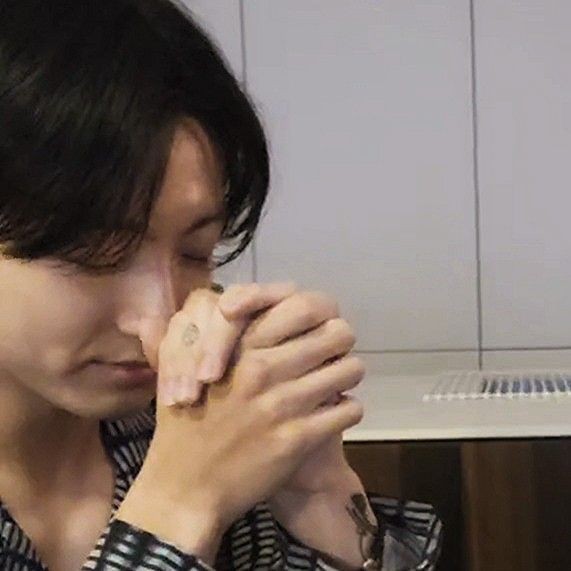 minamhopekook's tweet photo. Ya falta poco para recibir la notificación de Weverse que diga:

“Hello, this is BIGHIT music.
Jin, a member of BTS, has officially finished his military service" https://t.co/whe08XQSkW