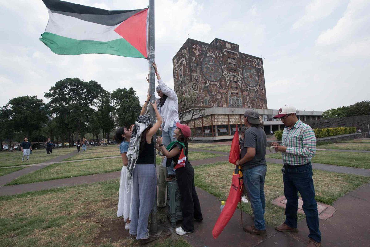 Estudiantes y profesores de la UNAM instalaron una acampada en contra del genocidio al pueblo palestino desde las12pm del día de hoy entre Rectoría de la UNAM y la Biblioteca Central en Ciudad Universitaria.