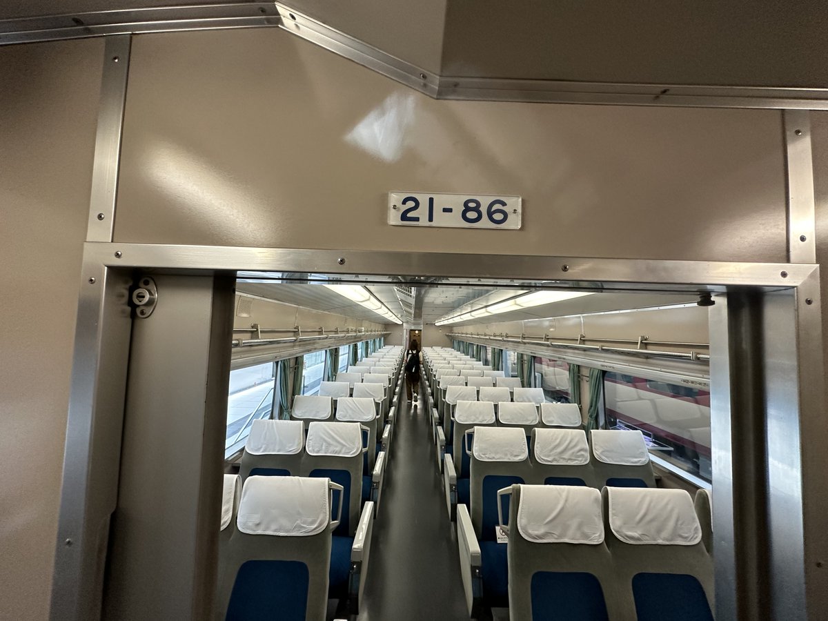 Morino_express's tweet photo. 新幹線の歴史調べて、0系のこととか「エクスポこだま」のこととか気しゃべりました。0系の写真はリニア鉄道館で撮りましたが、転換シートと冷水器は懐かしい!エクスポこだまは、多分大井川で撮ったこんな感じの客車？
聴いてね→https://t.co/3JeAmWqlvk　＃東海道新幹線60周年 #0系 #新幹線の歴史 https://t.co/74sKVOLqJI
