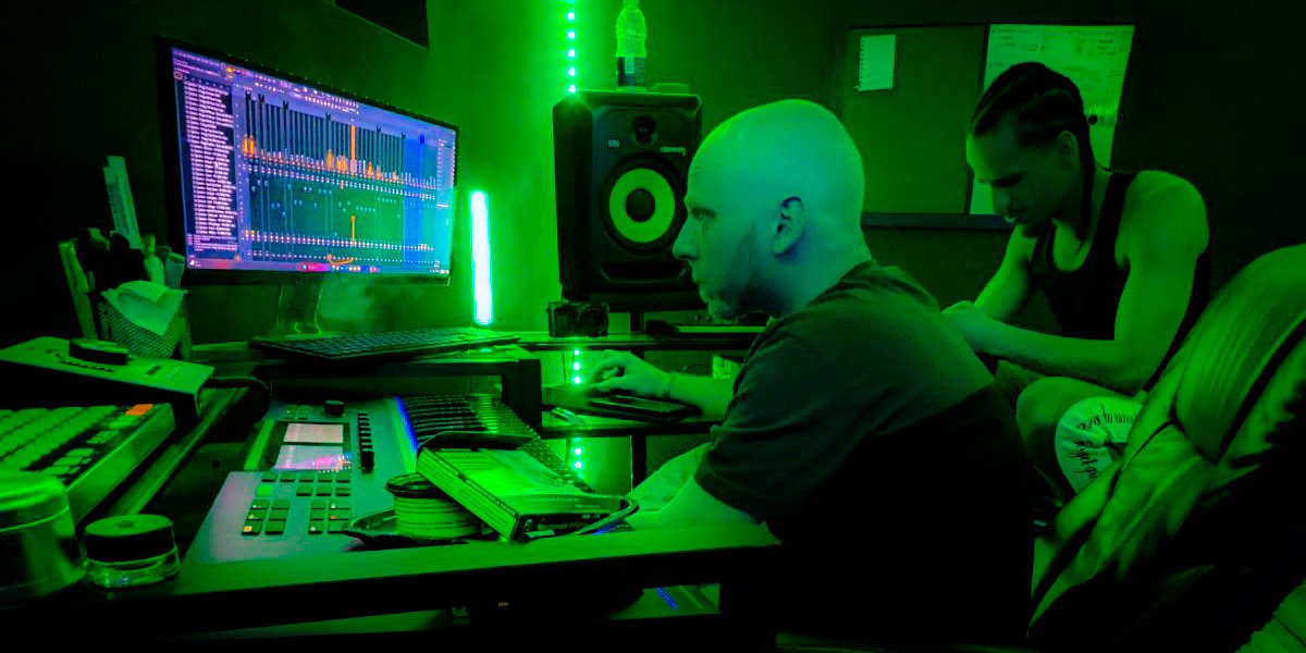 Block100Studio's tweet image. Success doesn't happen overnight; it's a product of consistent dedication to refining one's skills, pushing boundaries, and embracing challenges as stepping stones rather than obstacles.

Ronny Miles in the studio with OverOps on the album "Renaissance"
