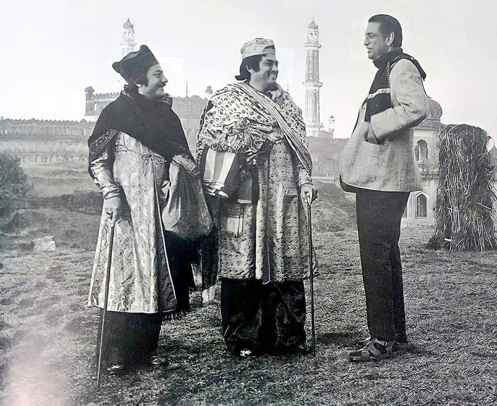 The tall Satyajit Ray towering over Sanjeev Kumar and Saeed Jaffrey on the sets of Shatranj Ke Khiladi (1977)! Yesterday was the 103rd birth anniversary of the master filmmaker! #SatyajitRay #memories