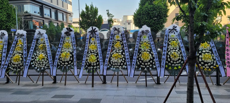 Jiniya1204's tweet photo. Condolescene Wreath sent by K Army in front of Hybe as of now. They wrote;
◾️Do not use BT5 as your shield!
◾️When you need, u call them 'our BT5, when u are in trouble, u use them as ur shield for bullet dodging
◾️File a lawsuit against Bt5 gallery that generate and spreads unfounded rumors!
◾️Where is the core basics of a management company? Hybe is nothing but an empty bottle that merely appears to be a large company. 
◾️With the never-ending owner risk, we pray BTS to leave hybe
◾️Most incompetent agency in the industry