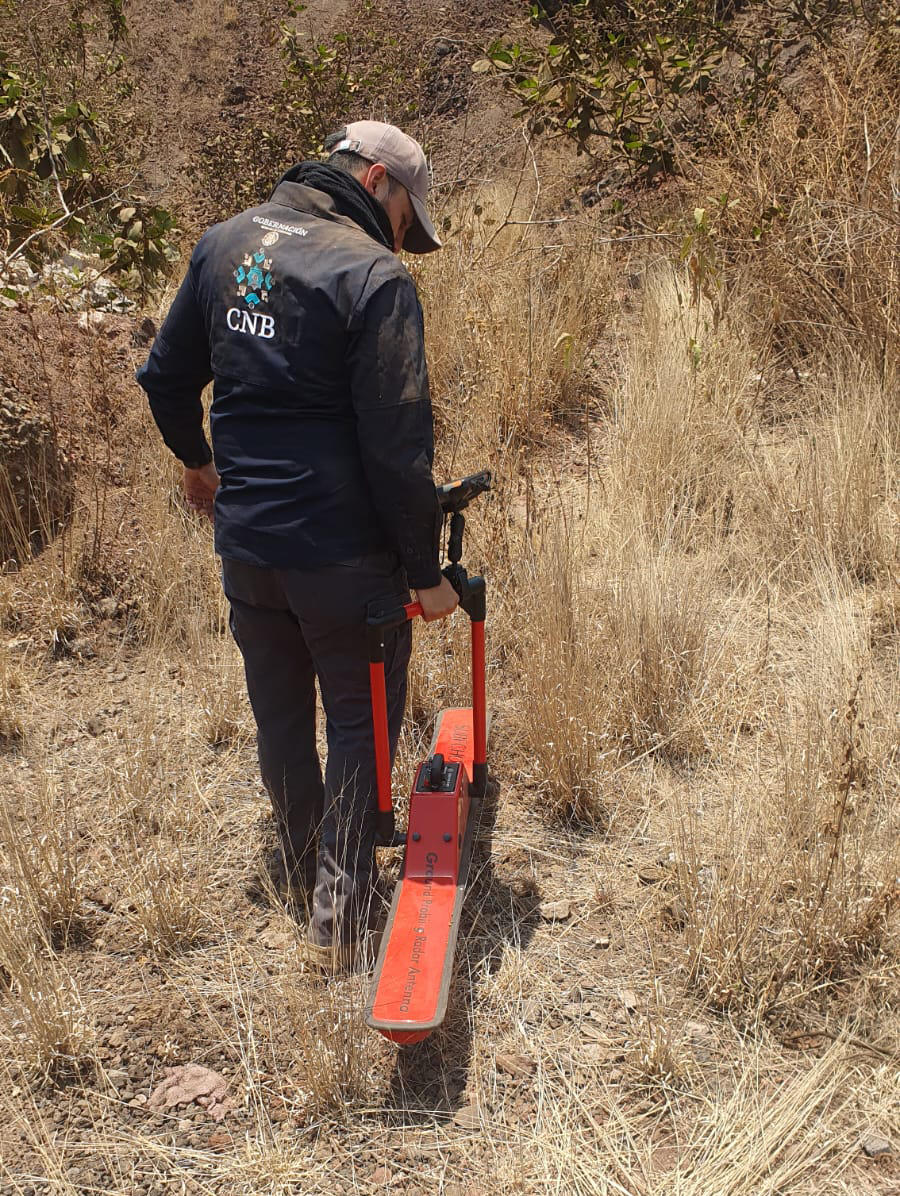 Derivado del hallazgo de una fosa clandestina y un crematorio entre Iztapalapa y Tláhuac, elementos de la @SSC_CDMX , @FiscaliaCDMX, @busqueda_cdmx y de @Busqueda_MX , acudieron de inmediato al lugar. Tras la inspección, se constató que no hay evidencias de restos humanos.