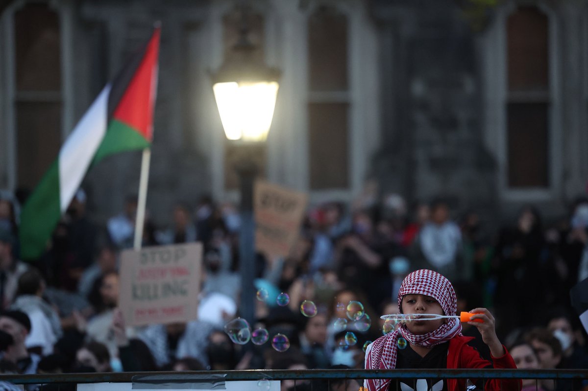 Students and activists occupy King’s College Circle demanding that the university disclose & divest in companies that are contributing to the war in Palestine, UofT will not have them removed from the lawn. #occupyUofT