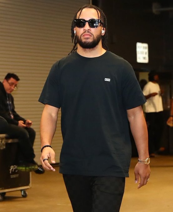 40 IN YOUR HOUSE AND HE GOT YOU FREE CHICKEN LIKE A GENTLEMAN https://t.co/aVvI3WgGYn