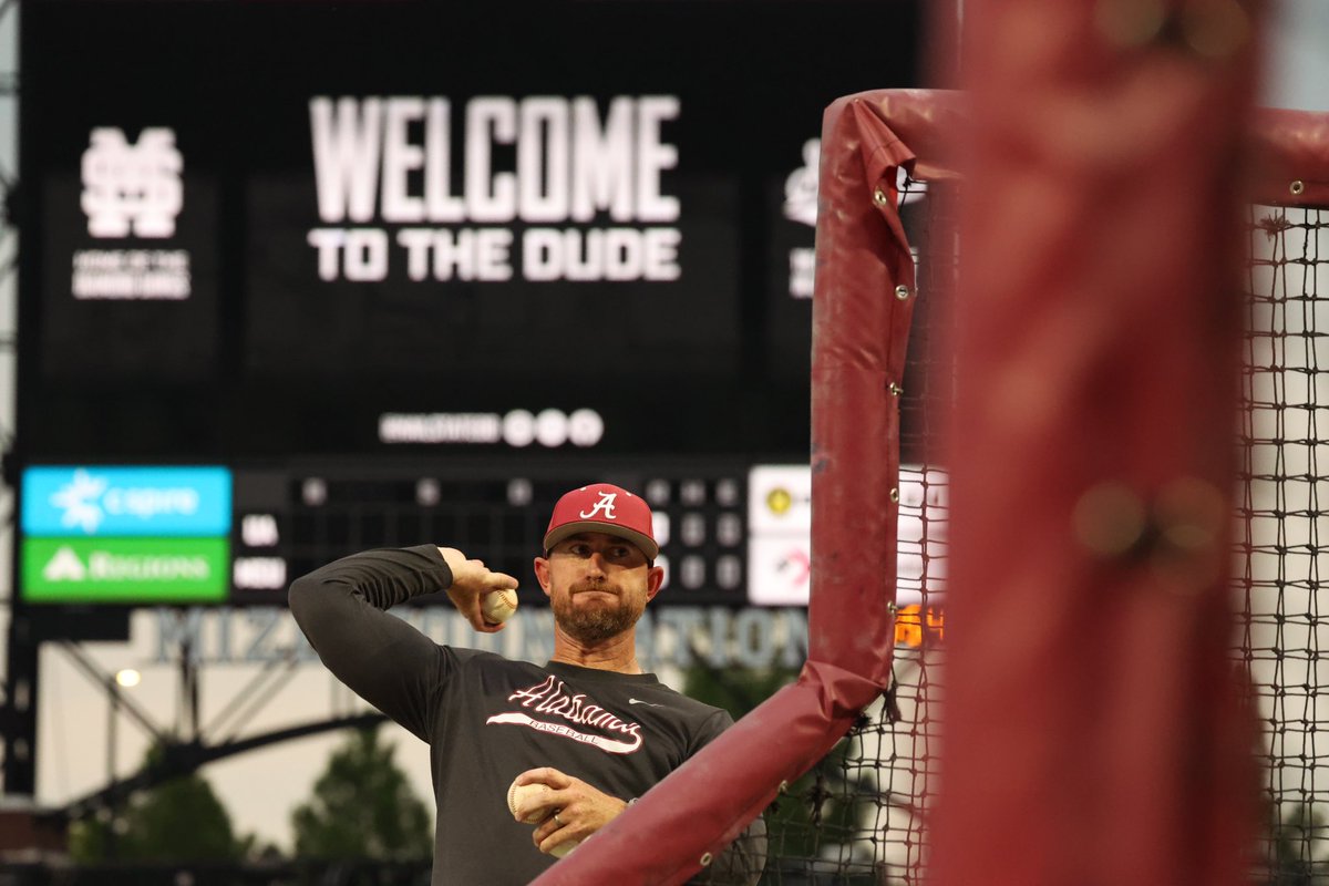 AlabamaBSB's tweet photo. Thursday night under the lights 📸

#RollTide https://t.co/0yFtp11Nm3