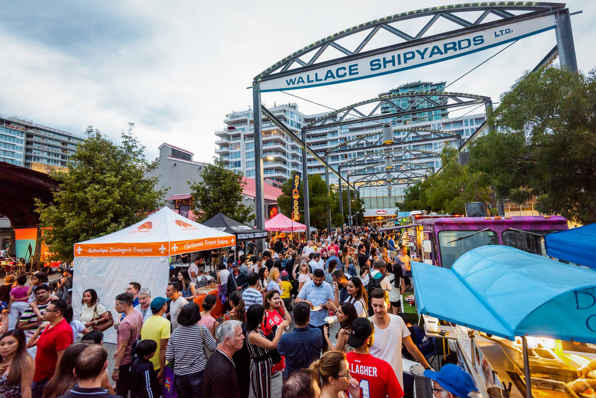 Warmer days call for market strolls in Vancouver! Indulge in local flavours, handmade crafts, and community vibes at farmers’ markets and craft fairs across the city. Here are the must-visit seasonal markets: bit.ly/4aQoiof 🌞🍓