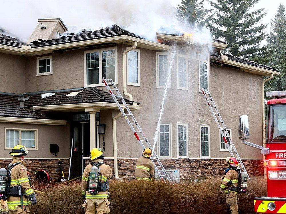 Firefighters battle blaze in southwest Calgary #yyc calgarysun.com/news/local-new…