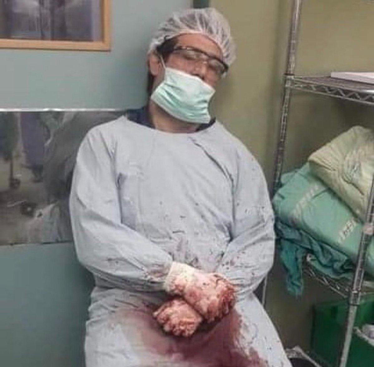 Una imagen muestra al profesor de ortopedia Dr. Adnan Al-Birsh, exhausto en uno de los hospitales en los que trabajó en Gaza, atendiendo incansablemente a miles de palestinos heridos.

 El Dr. Adnan fue secuestrado por las fuerzas de ocupación israelíes en una redada en el…