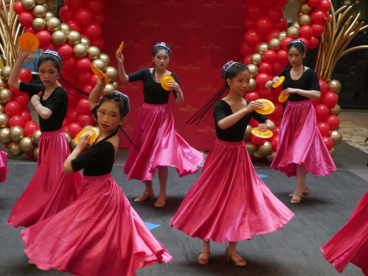 Celebrate AAPI Heritage Month and Mother's Day with San Francisco's Helen Dance Academy at TJPA's Salesforce Park Main Plaza! This Sun, 5/5, 2 - 3p, the Academy performs Flowy Long Sleeves, a multicultural showcase featuring songs + dances to kick off the May festivities🌼
