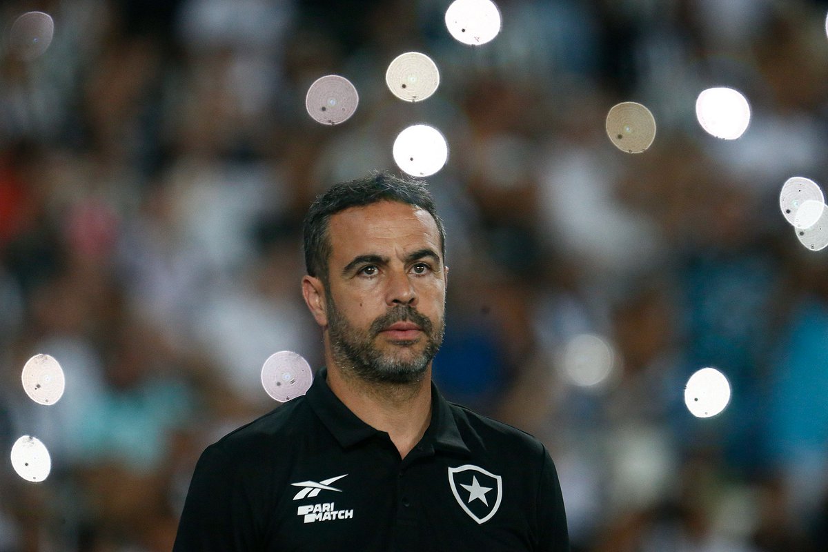 REPÓRTER: “Agora o Botafogo tem uma sequência difícil, pega o Universitário, pega o Flamengo, tem o Vitória na Copa do Brasil...” ARTUR JORGE: “E eles também vão pegar o Botafogo” ✅ Botafogo 3x1 Universitário ✅ Flamengo 0x2 Botafogo ✅ Botafogo 1x0 Vitória