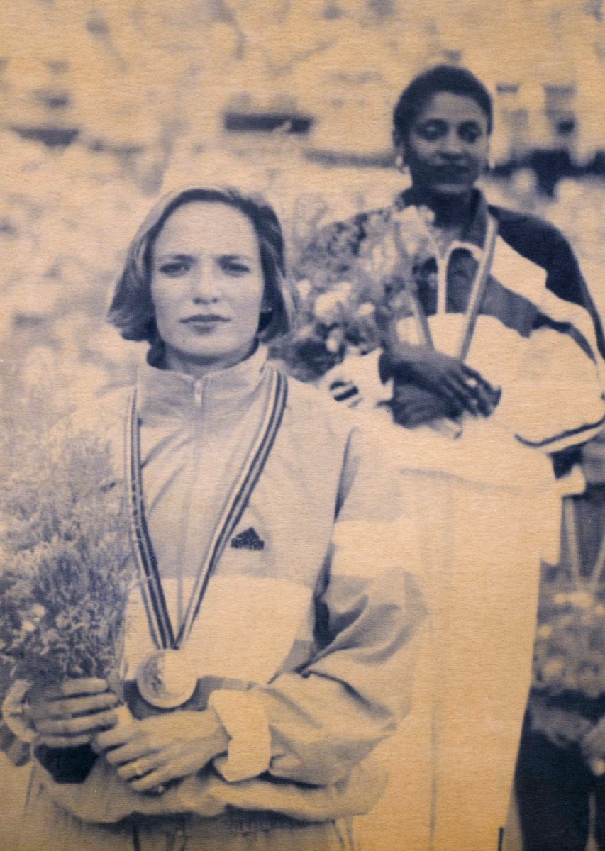 Ximena Restrepo, la primera mujer colombiana que ganó una medalla olímpica.

El 5 de agosto de 1992 conquistó la medalla de bronce en la especialidad de atletismo 400 metros en los Juegos Olímpicos de Barcelona

enciclopedia.banrepcultural.org/index.php/Xime…