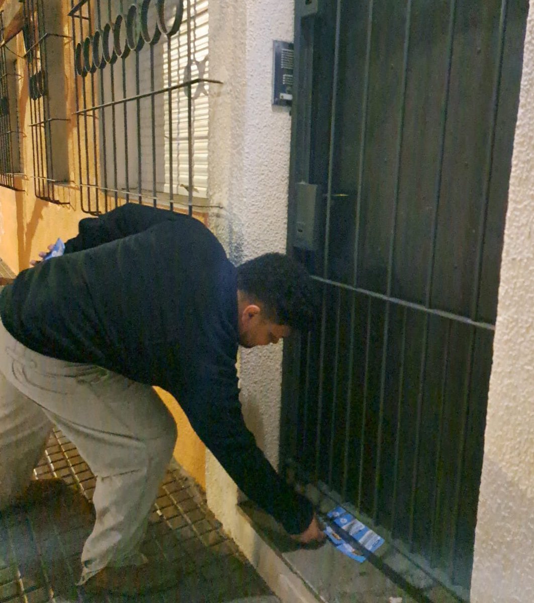 LAURA EN POCITOS 😀7️⃣1️⃣ Puerta a puerta para invitar a los vecinos del barrio al mano a mano con @lauraraffo en la sede de @HacemosJuntos71 de la @lista71 #HagamosHistoria #LauraPresidenta