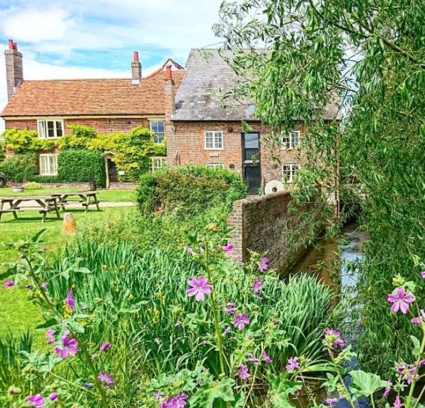 Chocolate box views of Redbournbury Mill to inspire that Friday feeling. 📸 : Kat, kittakatti)