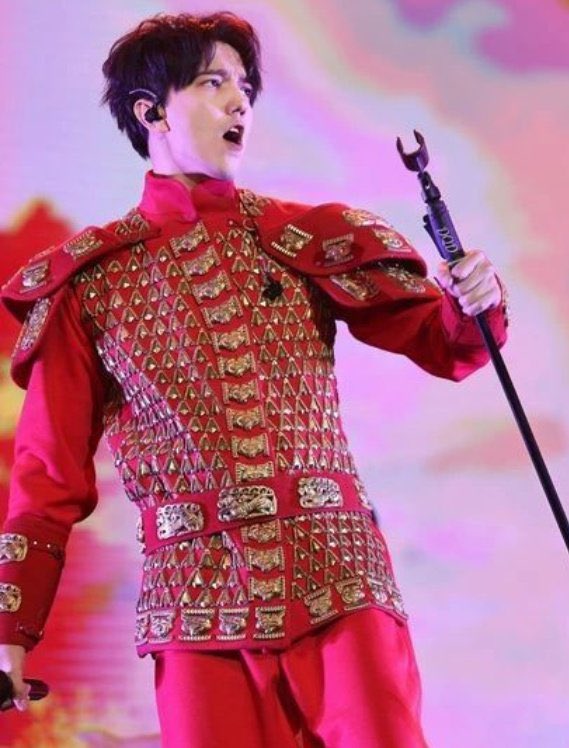 Cyn_Dear's tweet photo. @DDears00 A BEAUTIFUL; VERY BEAUTIFUL HEART!

@dimash_official #DimashKudaibergen
#TheStoryOfOneSky #StrangerConcert #Almaty #Smoke #WIGY 

You show your worth by what you seek ~~ Rumi https://t.co/5EEp20WJzz