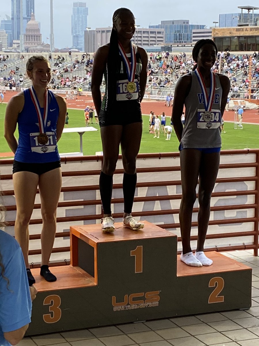 And the final medal is SILVER! Great 400 race for Chiora Enyinna-Okeigbo!