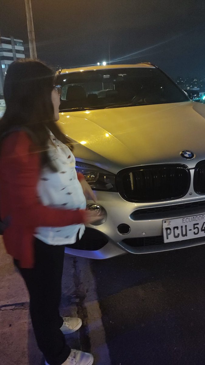 Marluchat's tweet photo. El día de hoy a las 7h45 en la Av. República frente a la plaza de las Americas un BMW placas PCU5470 se subio a la acera y casi me atropella. Yo me encuentro en avanzado estado de embarazo y no le importó. @AMT_Quito @pabelml @movilidadquito_ @DEFENSORIAEC https://t.co/RPv6xUuQax